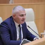 დაინახეს რა, გარე პატრონებმა, რომ „ნაცმოძრაობას“ არანაირი შანსი არ ჰქონდა, პირიქით აღიზიანებდა საზოგადოებას მათი საარჩევნო ნომერი, მათი ბანდის წიაღიდან აღმოცენებული ე.წ პარტია „ახალი“, გადაწყვიტეს, შეექმნათ ილუზია საზოგადოებაში, რომ ეს არის ახალი პოლიტიკური ძალა