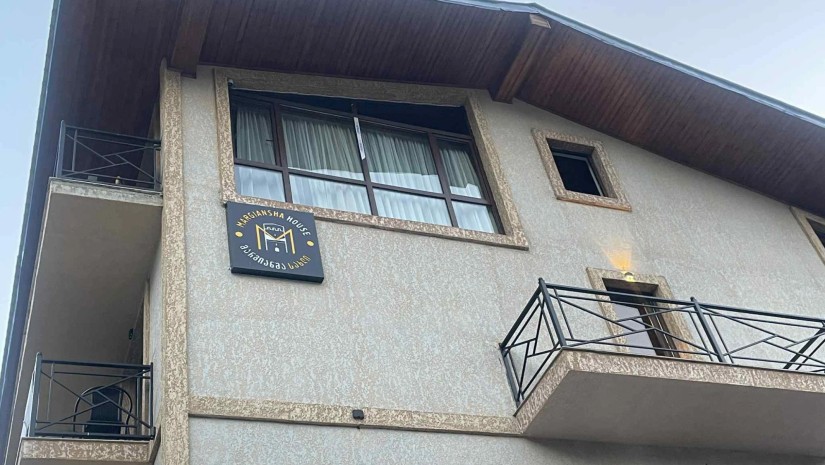 “დატვირთვა გასულ წელთან შედარებით მნიშვნელოვნად გაიზარდა” – მესტიაში მდებარე სასტუმრო „მარგიანშა სახლი“