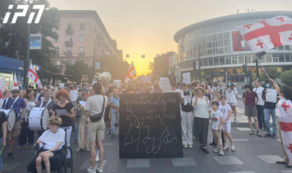 ფილარმონიიდან პარლამენტის მიმართულებით მსვლელობა – „კულტურა ქვეყნის თავისუფლებისთვის!“ მიმდინარეობს