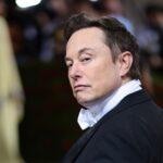 Ilon Musk writes that he founds a new political party