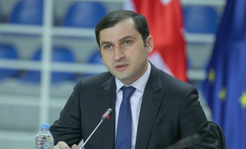 შსს – კლინიკაში შეყვანილია თორნიკე რიჟვაძე, რომელსაც გულმკერდის არეში ცეცხლნასროლი ჭრილობა აღენიშნებოდა – ცეცხლსასროლი იარაღის დაუდევრად შენახვისთვის, ბრალდებულის სახით ერთი პირია დაკავებული
