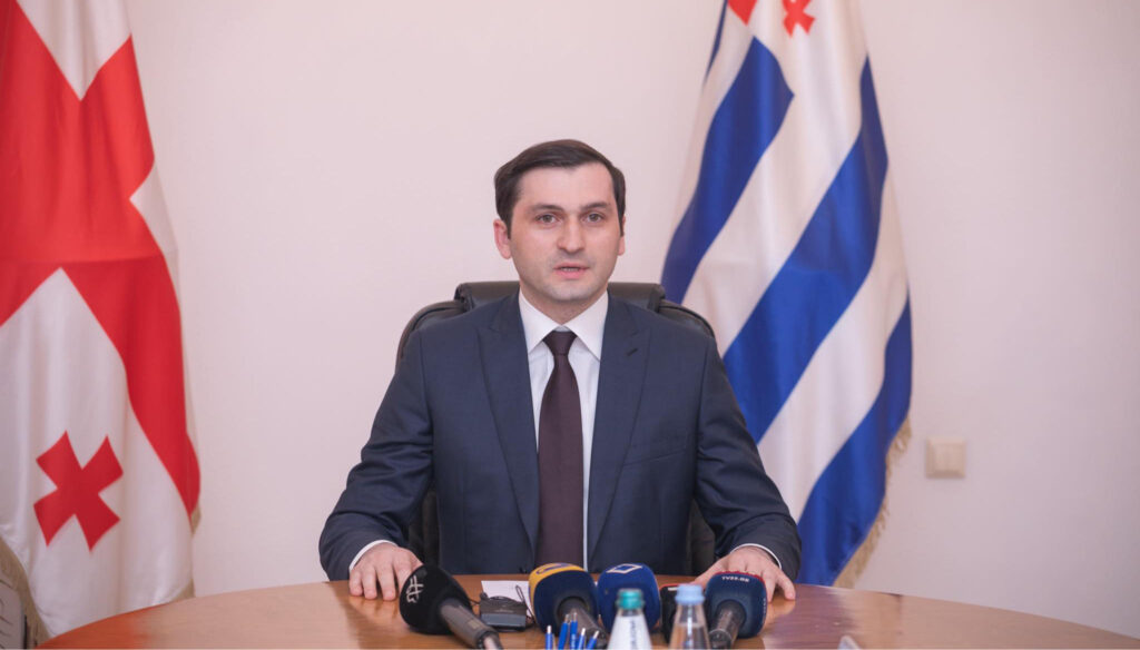 შსს – ექიმების განმარტებით, თორნიკე რიჟვაძეს ფილტვი აქვს დაზიანებული და მისი ჯანმრთელობის მდგომარეობა სტაბილურად მძიმეა