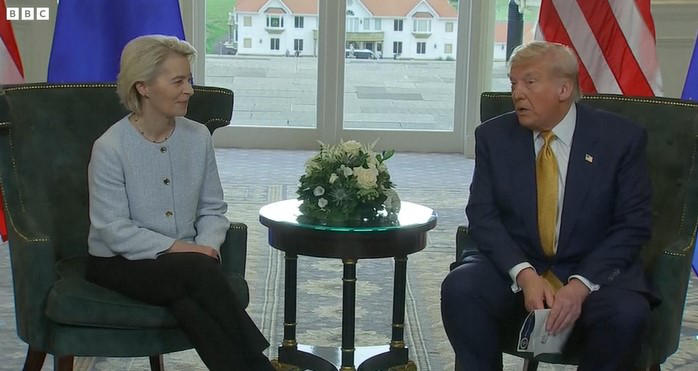 BBC – ამერიკის შეერთებულმა შტატებმა და ევროკავშირმა სავაჭრო შეთანხმების ჩარჩოს მიაღწიეს – აშშ ევროკავშირის ყველა საქონელზე 15%-იან ტარიფებს დააწესებს