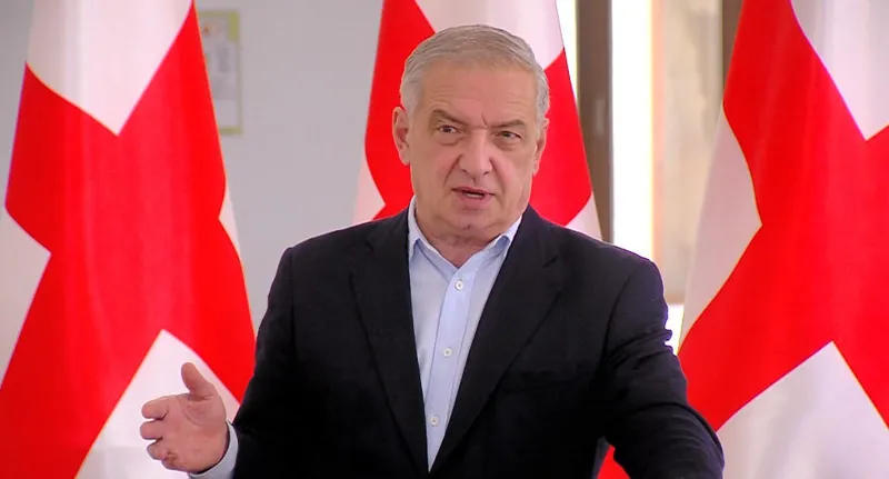 გიორგი ვოლსკი – ალეკო ელისაშვილი, ეს ცნობილი პოლიტიკური და ფიზიკური აკრობატი, სალომე ზურაბიშვილს იწვევს არჩევნებში, რათა თბილისის მერი გახდეს, თუმცა ზურაბიშვილს სხვა იდეა აქვს – ეს პოლიტიკური ფაფხურის დაბალი დონეა