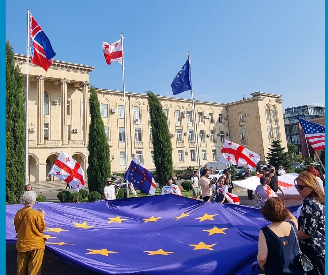 თავისუფლების მოედანი: პასუხი მოღალატეს! არ შევეგუებით ოკუპაციას — აქცია გორის საკრებულოსთან (ფოტოები)