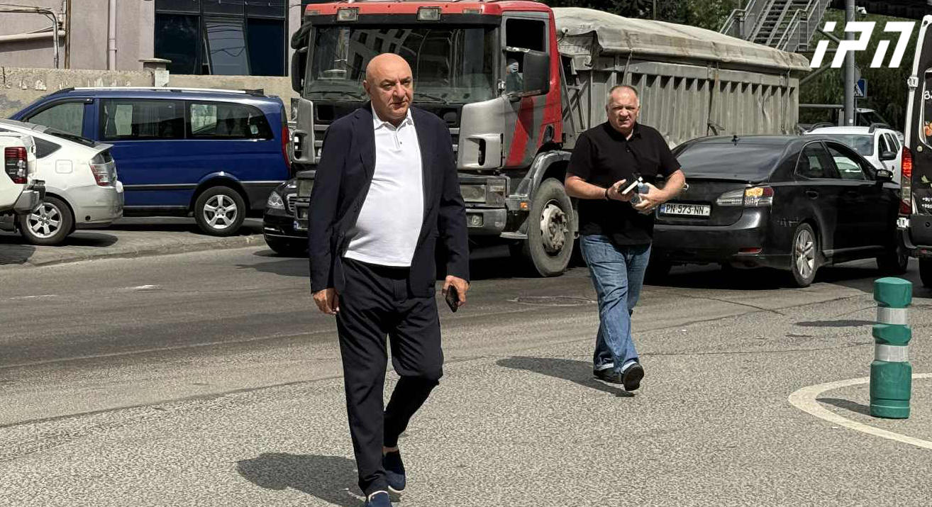 ალექსი ახვლედიანი თორნიკე რიჟვაძეზე – ბევრ ადამიანთან აფიქსირებდა, რომ თანამდებობიდან წასვლის დრო იყო, ხუმრობითაც იძახდა, ბრეჟნევი ხომ არ ვარო, მაინც ძალიან რთულად გადაიტანა ალბათ, რეგიონთან დაშორება, გამორჩეულად უყვარს აჭარა