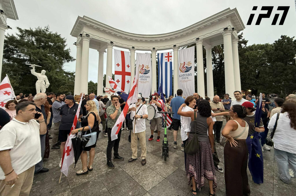 ბათუმის ცენტრალურ პარკში ლოზუნგით – „თავისუფლება რეჟიმის ტყვეებს“ საპროტესტო აქცია მიმდინარეობს