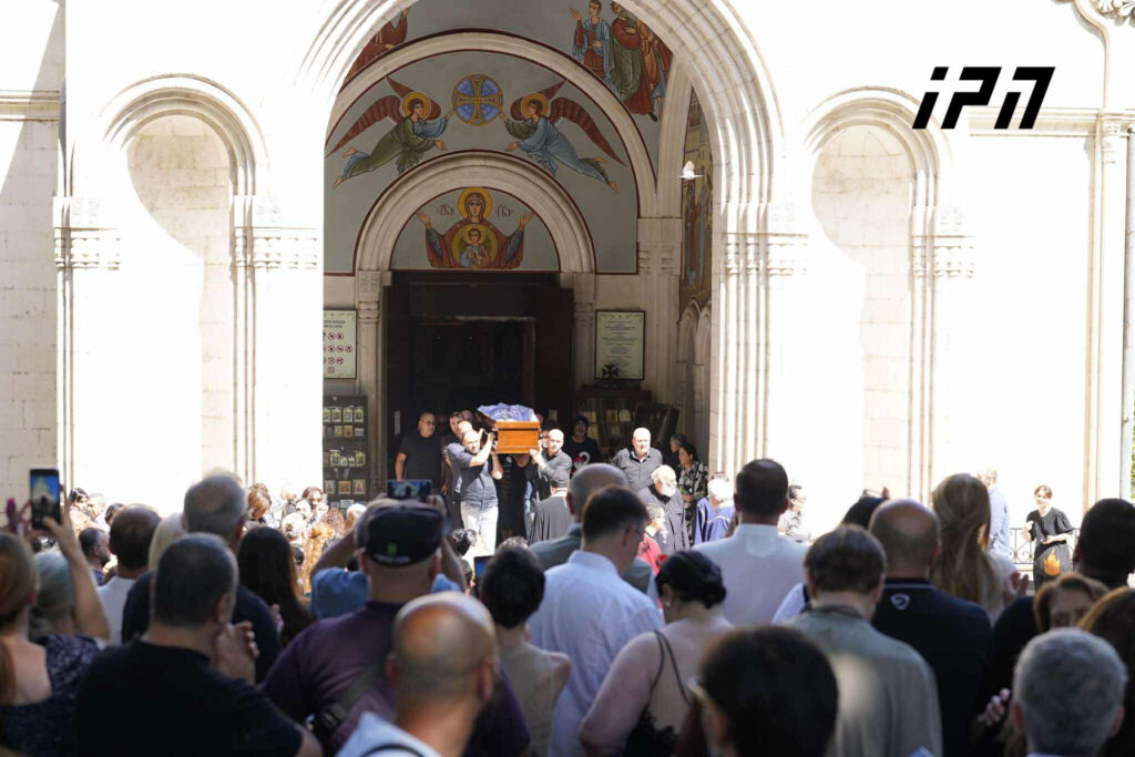 მამუკა ჩარკვიანი საბურთალოს სასაფლაოზე დაკრძალეს