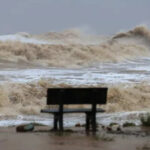 In the eastern region of Vietnam, Typhoon is raging, with about 586,000 people evacuated because of the disaster