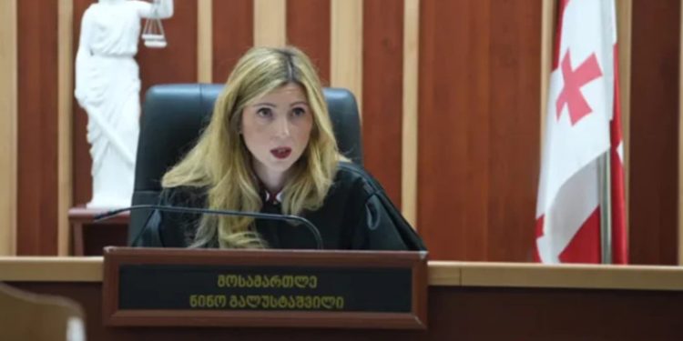 ადვოკატები იძულებულნი გახდნენ, მოსამართლისთვის ირონიული ღიმილისგან თავის შეკავება ეთხოვათ