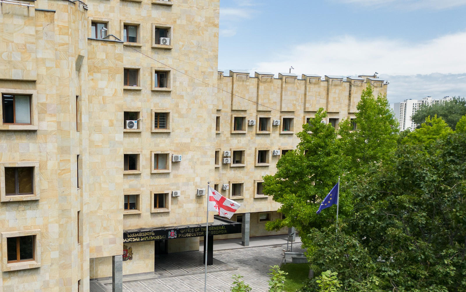 პროკურატურამ სამტრედიაში ჯანმრთელობის განზრახ მძიმე დაზიანების, ოჯახის წევრის მიმართ განხორციელებული ძალადობის და მუქარის ფაქტებზე ერთ პირს ბრალდება წარუდგინა