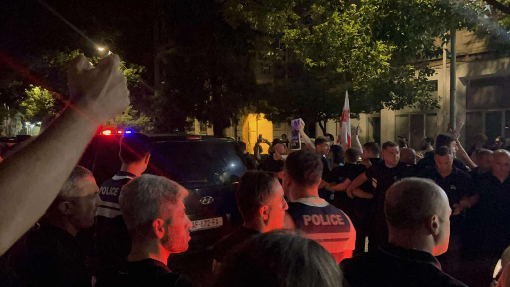 ბათუმის საქალაქო სასამართლოსთან ხმაურია – მოქალაქეები სკანდირებენ: „თავისუფლება მზიას!“
