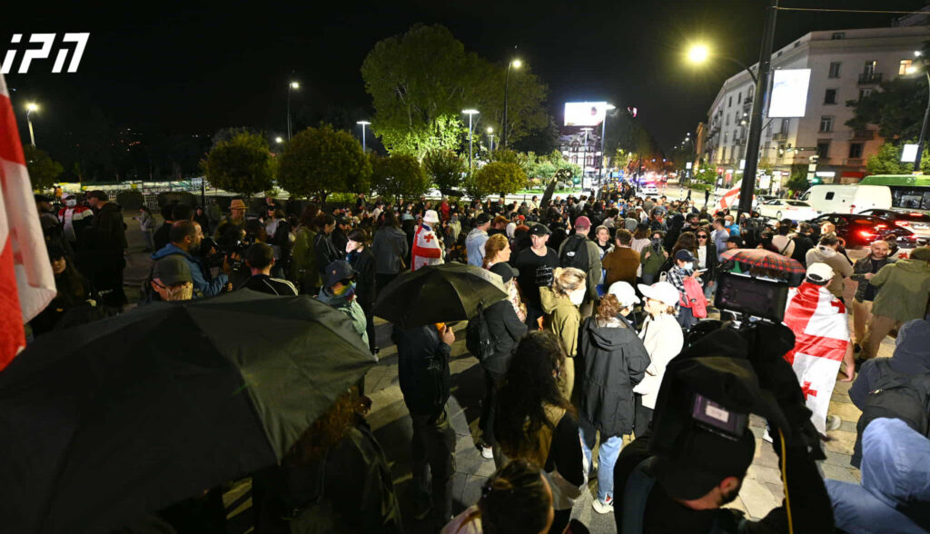 „ფილარმონიიდან“ კახა კალაძის შტაბის მიმართულებით საპროტესტო მსვლელობა მიმდინარეობს