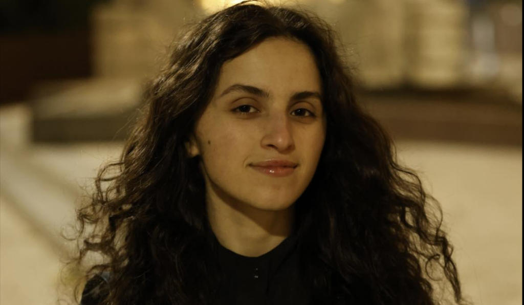 კახა კალაძის საარჩევნო ბანერის დაზიანების ბრალდებით დაკავებული ირმა დიასამიძეა – ადვოკატის განცხადებით, მისი ადგილსამყოფელი უცნობია