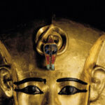 Pharaoh Amenemope's 3000 -year -old gold bracelet was first stolen and sold from the Egyptian Museum, and the buyer was delayed