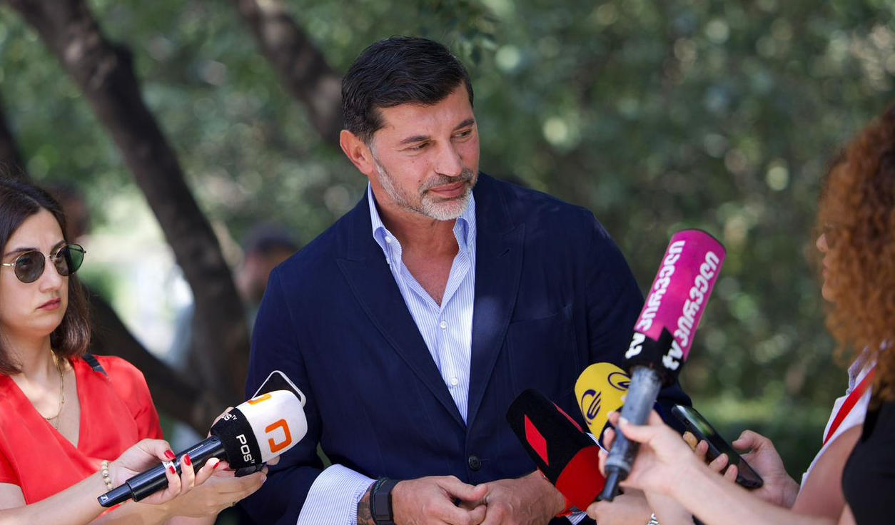 კახა კალაძე – მიდიხარ პარტიის შტაბთან და ილანძღები, იგინები, რისთვის აკეთებენ ამას? – ჯექსონზე და „ტრილერზე“ შემთხვევით არ მისაუბრია, დააკვირდით ამ ადამიანებს, არაფერი აღარ დარჩათ და ცდილობენ ასე მიიქციონ ყურადღება