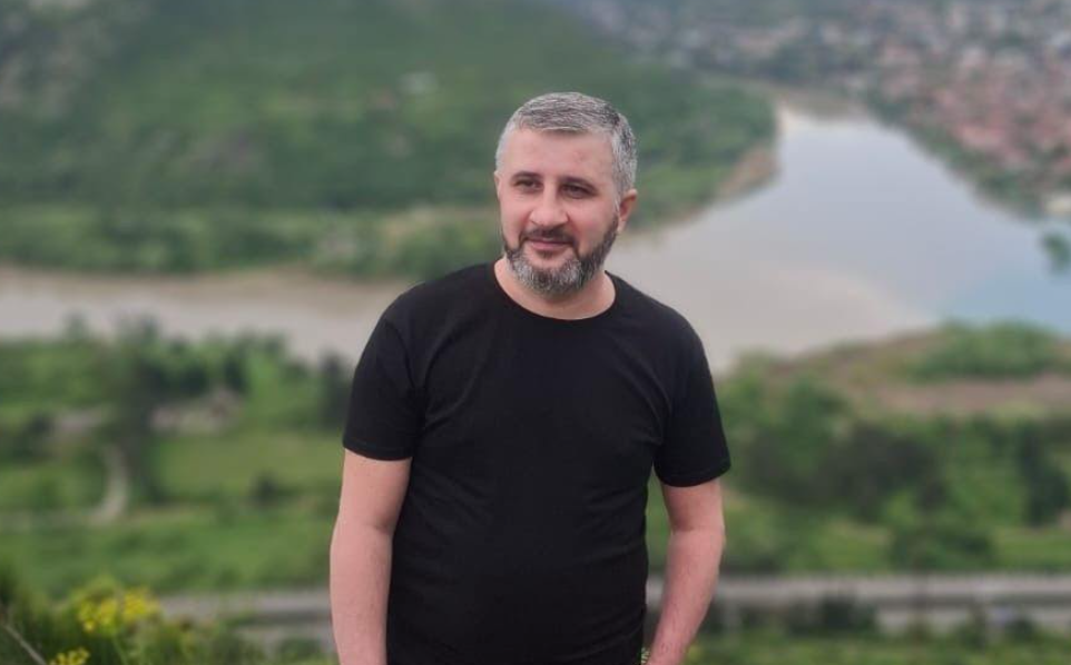 ბიჭოოო, ეს მართლა თაღლითების პარტია. ეს რა უნიჭო სპეკტაკლი დადგეს ამ ფარჩაკებმა, ბანერი რომ ჰქონდათ თან წინასწარ მომზადებული ამ საცოდავებს