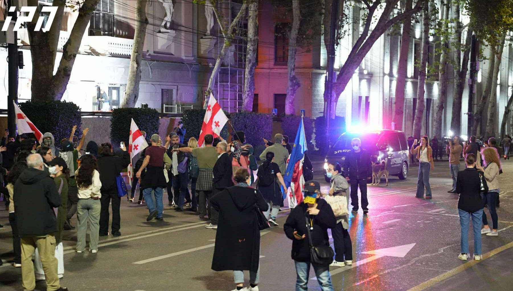 პოლიციის მიერ აქციის მონაწილეებისთვის გზის გახსნისკენ მოწოდების შემდეგ, მომიტინგეთა იმ ნაწილმაც, რომელსაც მანამდე ტროტუარი ეკავა, გზაზე გადაინაცვლა, პოლიციამ კი ტერიტორია დატოვა – ამ დროისთვის რუსთაველის გამზირი გადაკეტილია