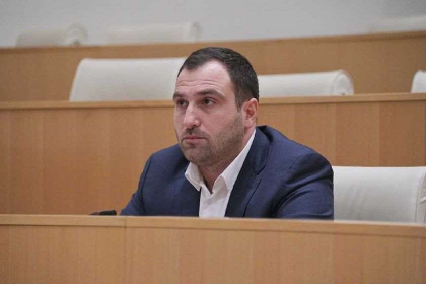 ესენი ხომ თავის თავზე არ არიან დამოკიდებულები. ეტყვიან შედი-შევლენ, ეტყვიან გაიყავით-გაიყოფიან, ეტყვიან ეჩხუბეთ ერთმანეთს- იჩხუბებენ, ეტყვიან შენ უნდა მოგიხდეს ეს ფერი-შენ ეს. ამას ხომ ყურმოჭრილად აკეთებენ
