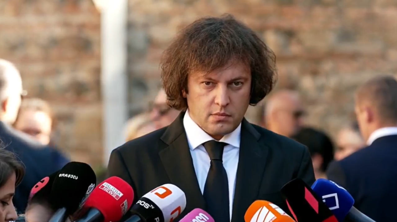 ევროკავშირის საელჩოში არის ძალიან მძიმე მდგომარეობა, ისინი პირდაპირ მხარს უჭერენ ქვეყანაში რევოლუციის მოწყობის მცდელობებს, ეს უნდა შეიცვალო