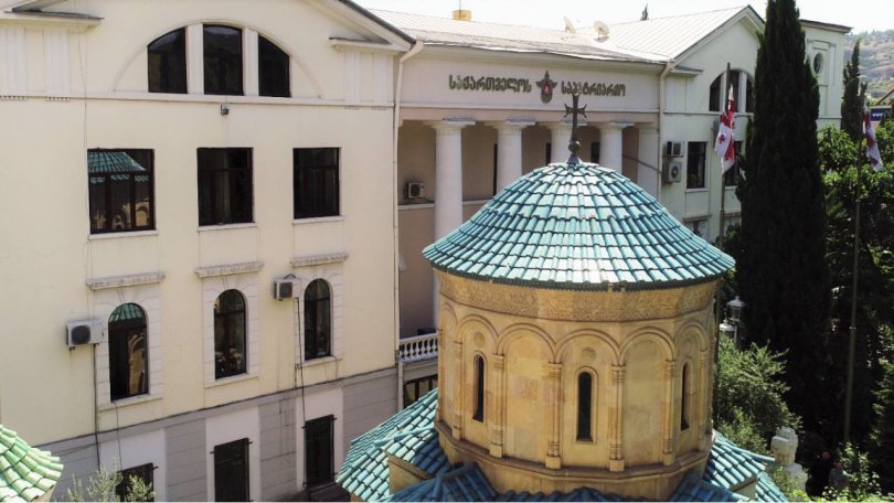 ოცნების მთავრობამ ეკლესიას სენაკსა და თიანეთში მიწა და შენობა 1 ლარად მიჰყიდა