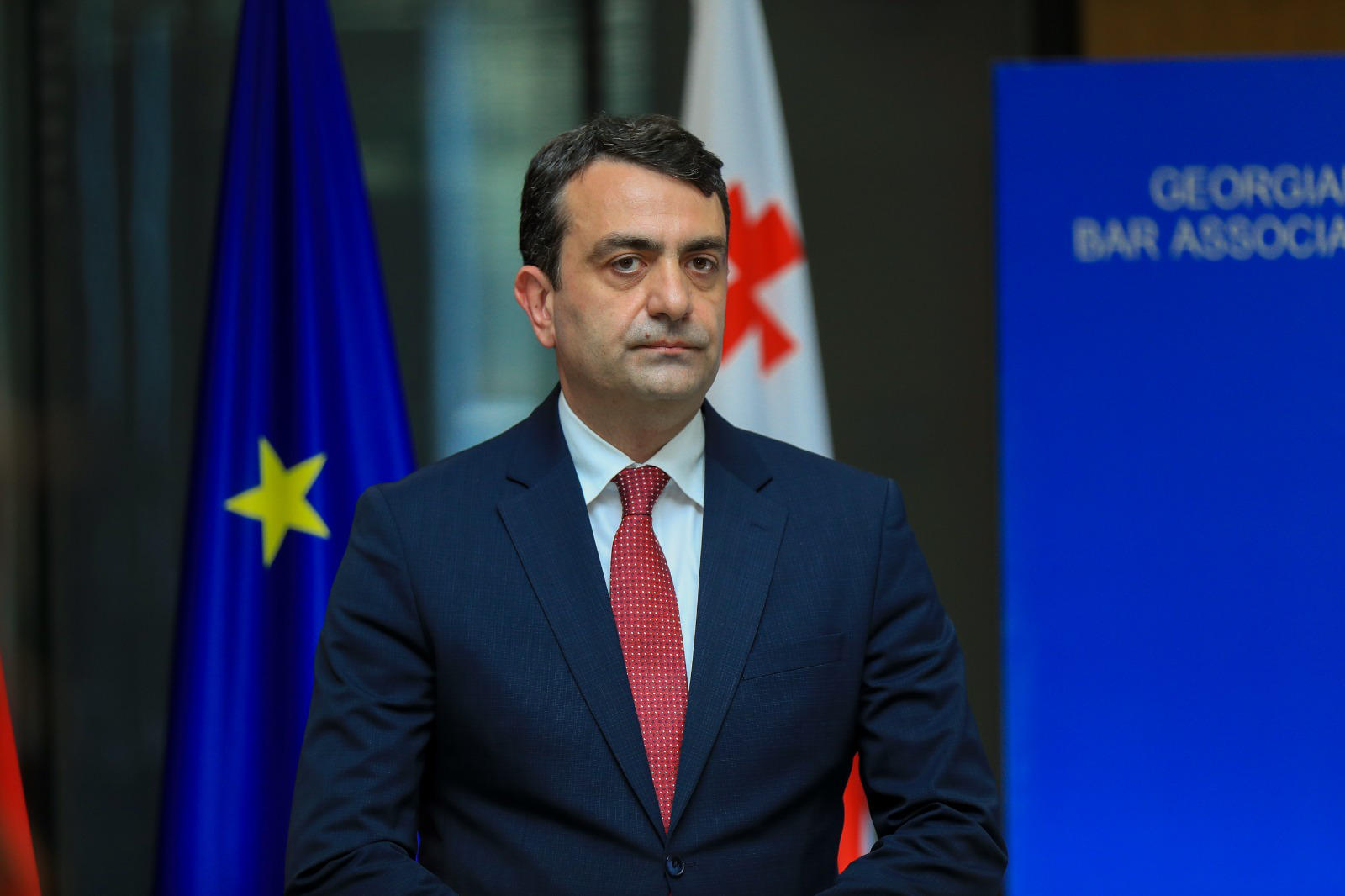 დავით ასათიანი – ოფიციალურად მივმართავ იუსტიციის უმაღლეს საბჭოს დამატებითი განმარტებისათვის, რათა გამოირიცხოს ადვოკატის საქმიანობის ხელშეშლა