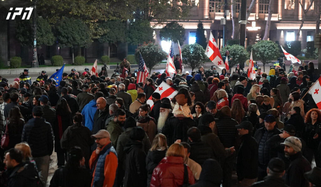 პარლამენტის წინ შეკრებილი აქციის მონაწილეები მსვლელობას მართავენ
