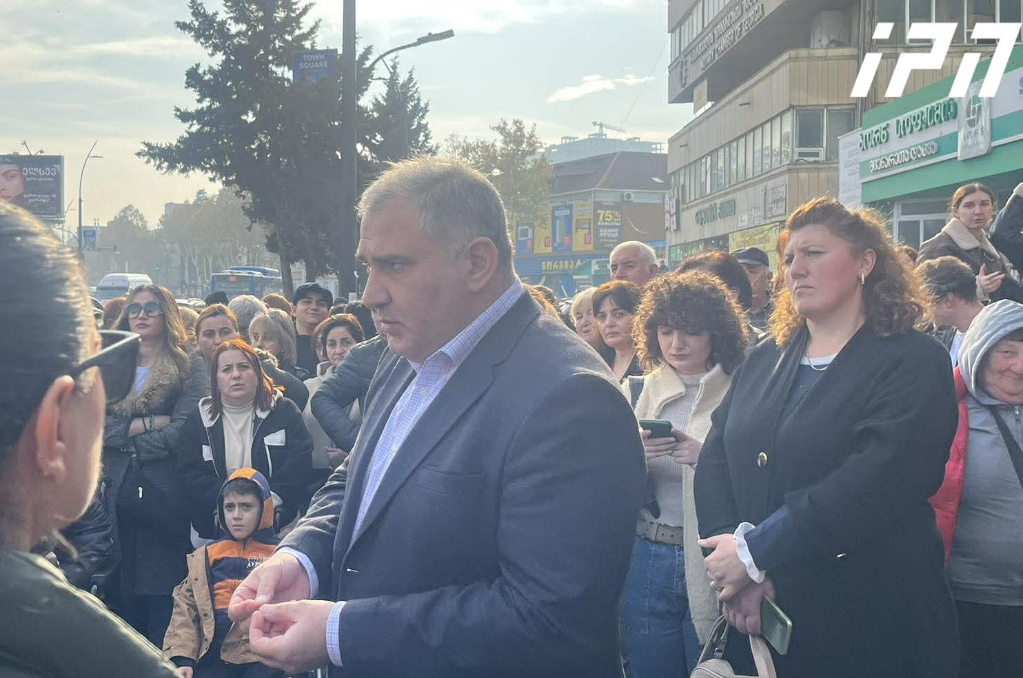 ჯანდაცვის სამინისტროსთან დიუშენის კუნთოვანი დისტროფიის დიაგნოზის მქონე ბავშვების მხარდამჭერი აქცია მიმდინარეობს – მშობლებს მიხეილ სარჯველაძე ესაუბრა