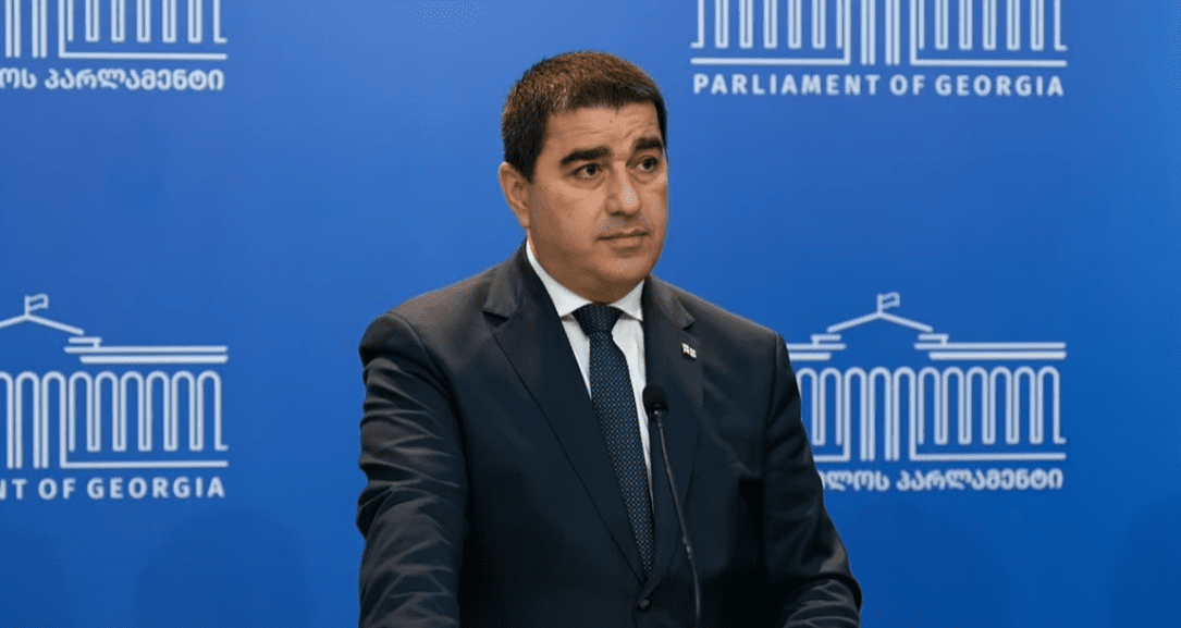 მოდი, ყველამ თავის კონსტიტუციას მიხედოს – ნეიტრალური შვეიცარიის საელჩო რომ უადგილოდ აჟიტირდება, მაშინ კი ნამდვილად უნდა მიხვდე კაცი, რომ გეოპოლიტიკურად აღრეულ დროებაში ცხოვრობ