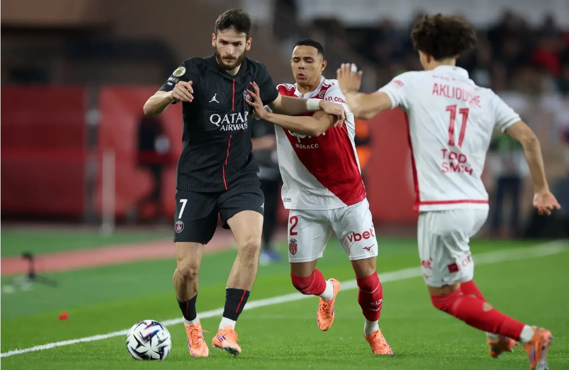 “გაცილებით დაბალ დონეზეა, ხვიჩაზე ეს ამას არ ამართლებს…” – რას წერენ პსჟ-ის ფანები კვარაცხელიას შესახებ “მონაკოსთან” მატჩის შემდეგ