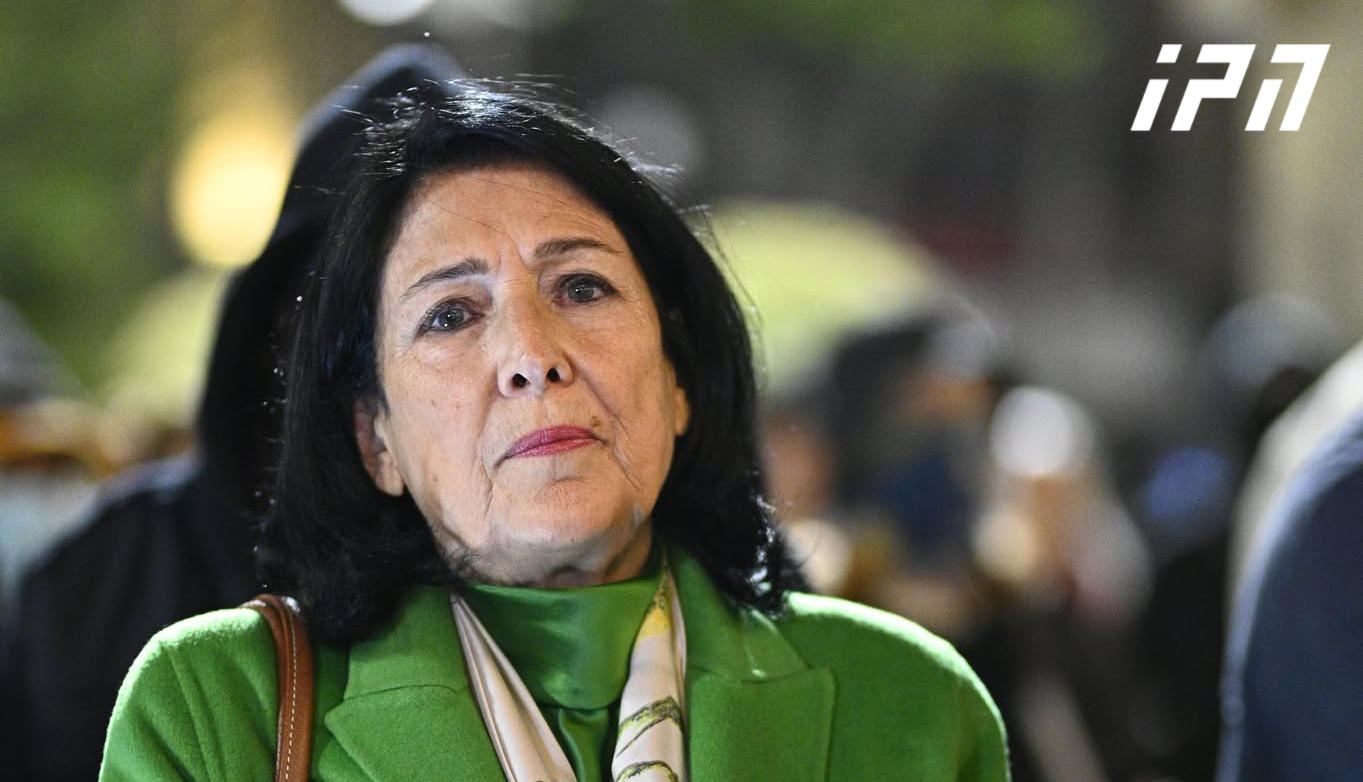 სალომე ზურაბიშვილი – ვემიჯნები სახელმწიფო ინსტიტუტებზე ნებისმიერი სახის ძალადობას, თავდასხმას და პროვოკაციის მცდელობას – ქმედებები, რასაც მთელი დღეა ვუყურებთ, მკაფიოდ გვანახებს, როგორ აწუხებს რეჟიმს ჩვენი მშვიდობიანი პროტესტი