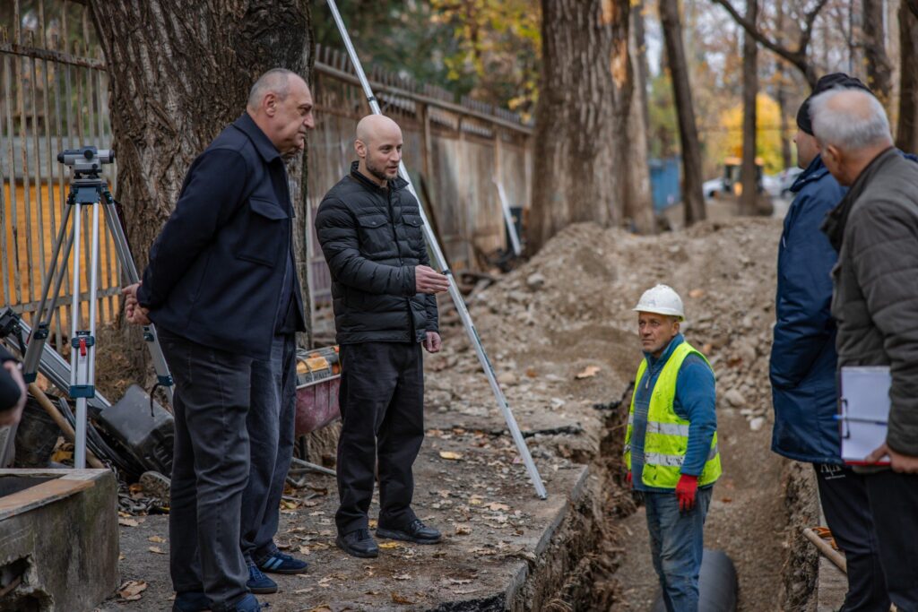 დიდუბის რაიონის გამგეობა რაიონში არსებულ საჯარო სკოლებში სხვადასხვა სახის ინფრასტრუქტურის მოწესრიგებას აქტიურად განაგრძობს
