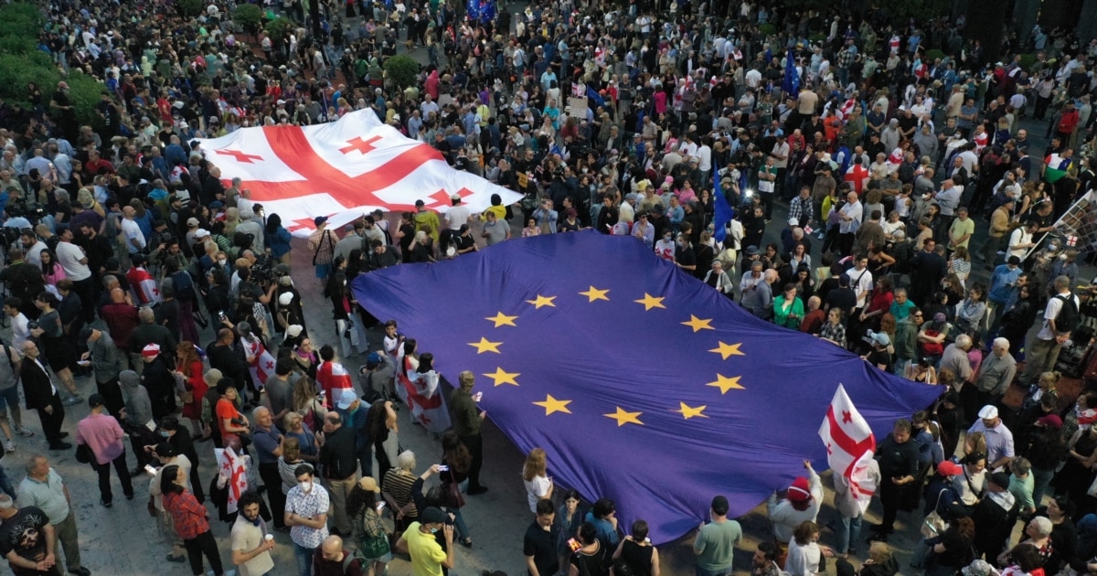 კახა ჯაფარიძე: წყალი კი არა, რაღაც თეთრი, სქელი, რძისფერი მასაა. კადრშიც ისმის, როგორ ყვირის ერთ-ერთი მოქალაქე “შეხედეთ, გარეულია, რა სუნი აქვს” და იგინება (ვიდეო)