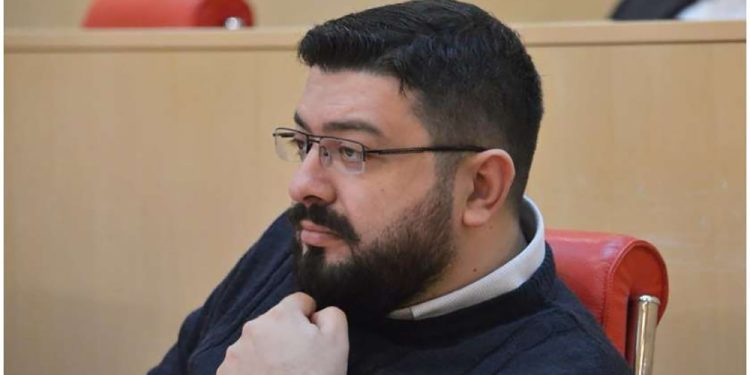 “რუსთაველზე დაყრილი მტრისთვის, არ იქნება ადვილი, საქართველოს თავში წამორტყას” – დიმიტრი სამხარაძე