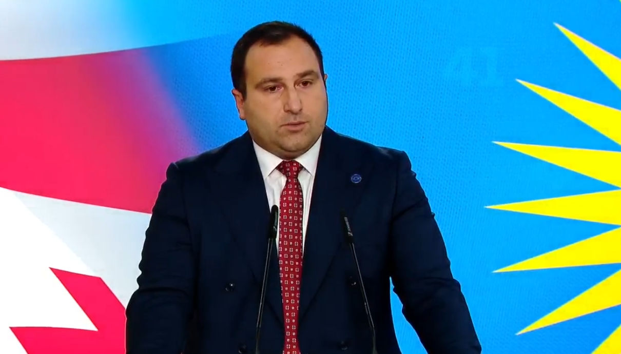 სამი “საოცრება” ჩვენს ქვეყანაში: სააკაშვილი დემენციისგან სრულად განიკურნა. საარჩევნო უბნებზე ქალბატონებმა დაჟინებული მზერით 400.000 ხმა გააყალბეს. “კამიტით მოწამლული”აკაცუკი 1 წლის თავზე მოვლენებს პირდაპირ ეთერში იხსენებს