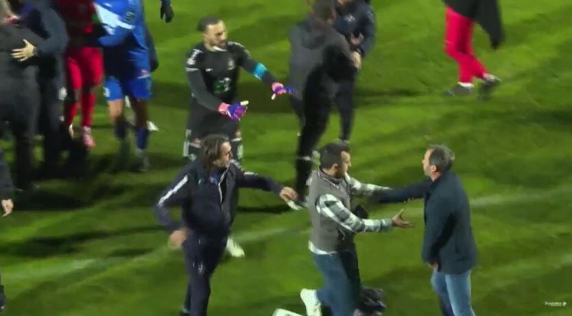 [VIDEO] …”დილას” იტალიელმა მწვრთნელმა ქურთუკი გაიძრო და საჩხუბრად მოემზადა… დიდი გაწევ-გამოწევა გორში!