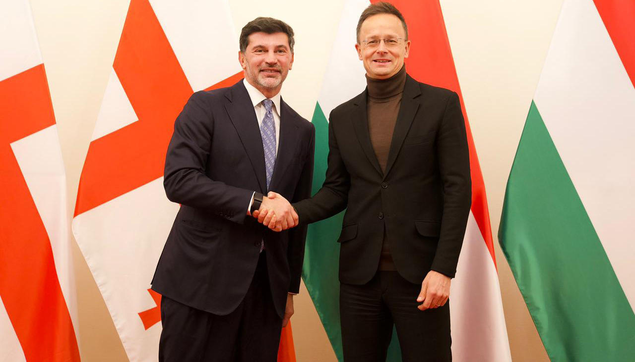 პიტერ სიიარტო – კახა კალაძემ არჩევნებში დიდი სხვაობით გაიმარჯვა, რაც ცხადად მოწმობს, რამდენად კმაყოფილია თბილისის მოსახლეობა მისი საქმიანობით – ვთხოვ, თუ აქვს დრო, ჩვენს მერს ბუდაპეშტში ლექციები ჩაუტაროს