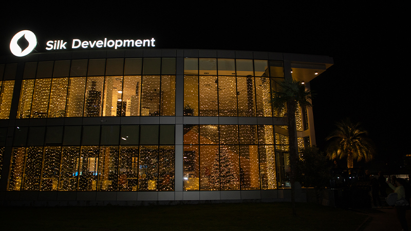 სილქ დეველოპმენტის ახალი გაყიდვების ოფისი ბათუმში საახალწლოდ განათდა