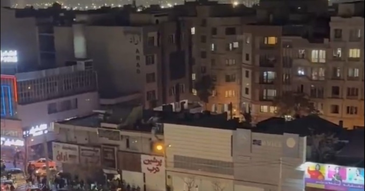 ირანში მთელი ქვეყნის მასშტაბით საპროტესტო აქციები გრძელდება, მაშადში ხალხმა ირანის სახელმწიფო დროშა ჩამოხსნა