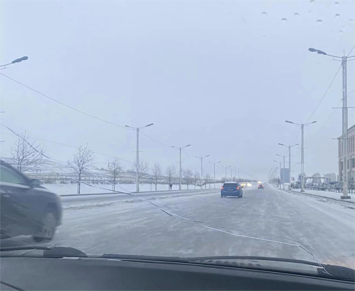 მედია: თბილისი – დიდი დიღომი, გზა გაყინულია და ავტომობილებს უჭირთ გადაადგილება (ვიდეო)