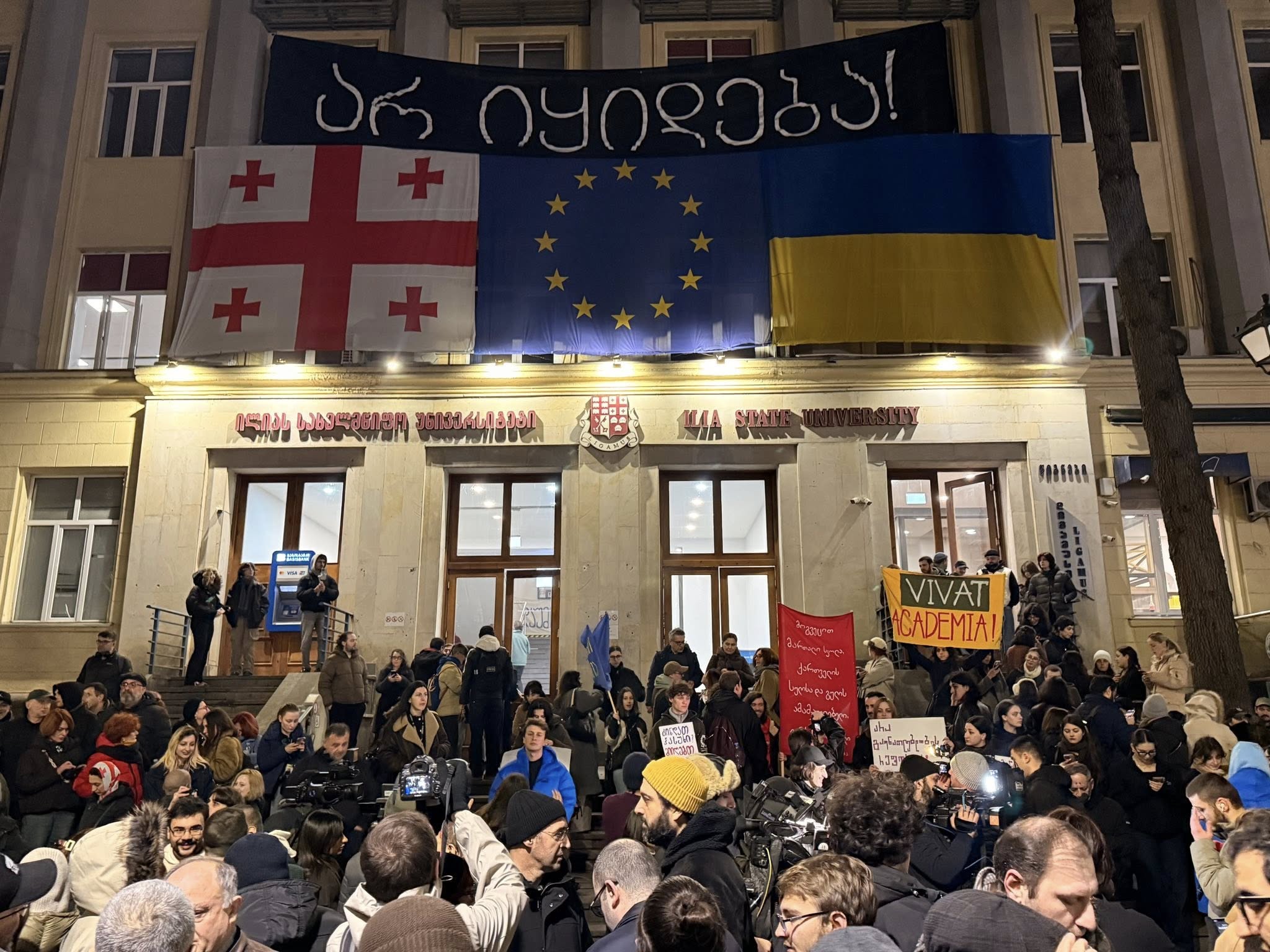 პოლიციის მობილიზება საპროტესტო მსვლელობის პარალელურად (ვიდეო)