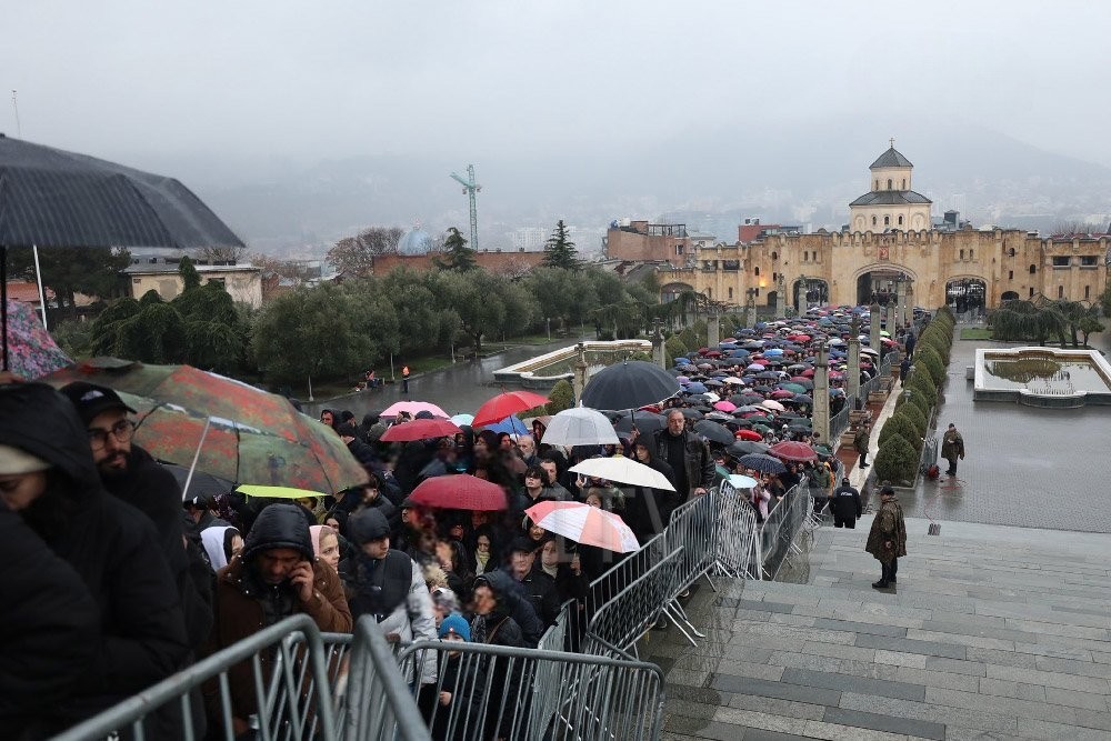 დავით ნიკურაძე: ბუზალაძე შესულა პატრიარქის პანაშვიდზე ბლატებით… გიული ალასანია რომ სამძიმარზე შევიდა და ქოცებმა ასფალტი ფრჩხილებით მოკაწრეს ნეტა მაშინ არ ახსოვდათ “ერჩიანობა”?