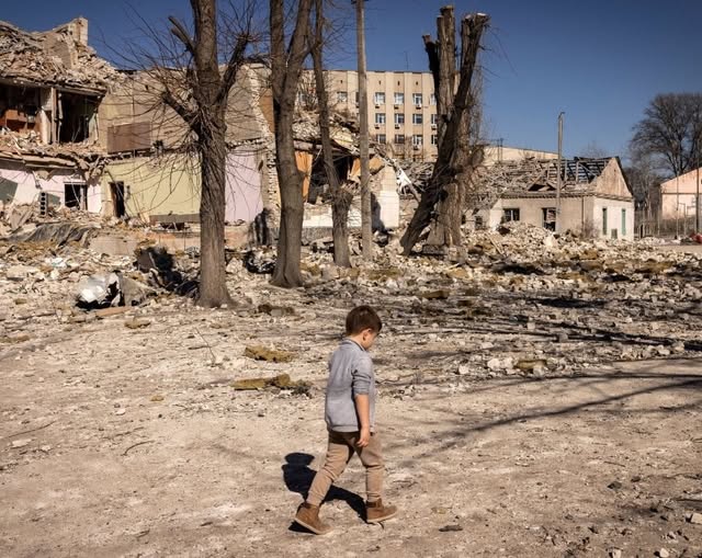 სანდრო ელოშვილი: ეს ფოტო კი უკრაინაშია გადაღებული… მიდის პატარა კაცი, თავის მიწასთან გასწორებულ ქალაქში, დაბომბილი ბავშვობით… მიდის, მხოლოდ მან იცის სად და დედამიწა რომ ვერ დაიტევს, იმხელა სევდა მიაქვს…