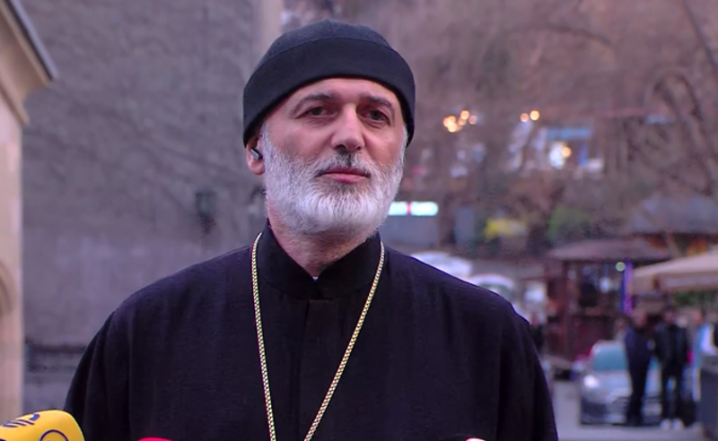 “ეს ფურცელი შენახული მაქვს დღესაც” – რას ამბობს დეკანოზი ანდრია ჯაღმაიძე პატრიარქის ანდერძზე (ვიდეო)