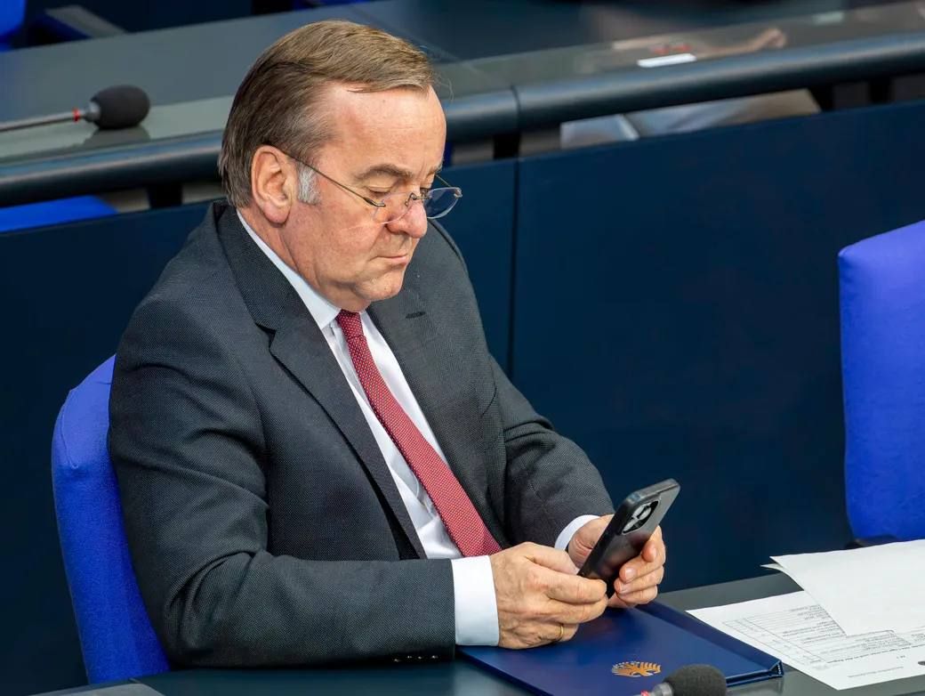 გერმანელებმა თავდაცვის სამინისტროში საიდუმლო შეხვედრებზე პირადი სმარტფონების გამოყენება აკრძალეს, რუსეთისა და ჩინეთის მხრიდან ჯაშუშობის საფრთხის გამო