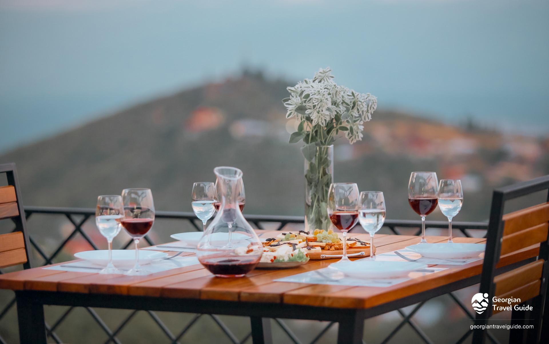 “აი, ვისი გახდა ეს ქვეყანა, სანამ კვერცხის “გაიაფების” პროცენტებს ვითვლით სააღდგომო ხარჯებისგან წელში გატეხილები” (ვიდეო)